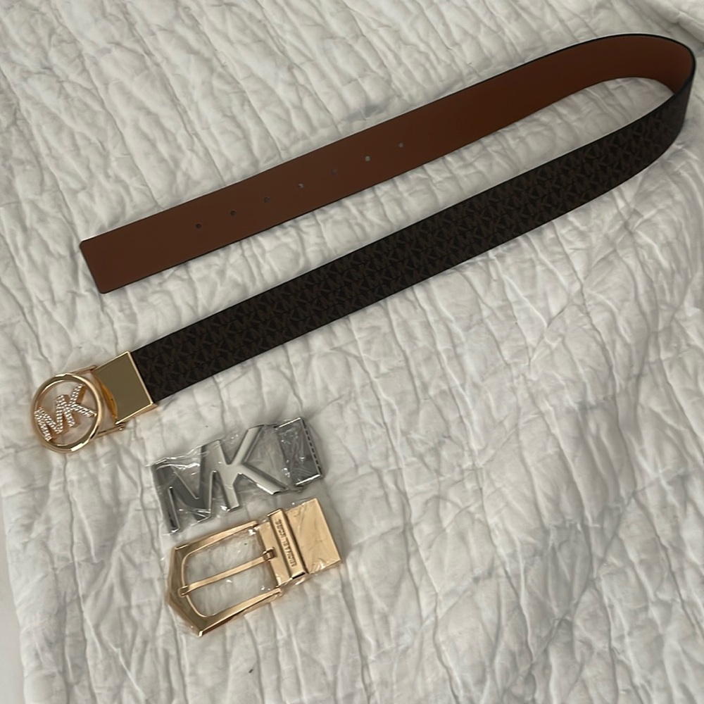 Belt with 2 extra buckles!